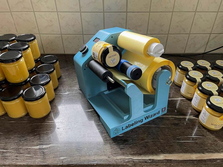 Etikettiermaschine für Honiggläser – Produktionstest erfolgreich bestanden!