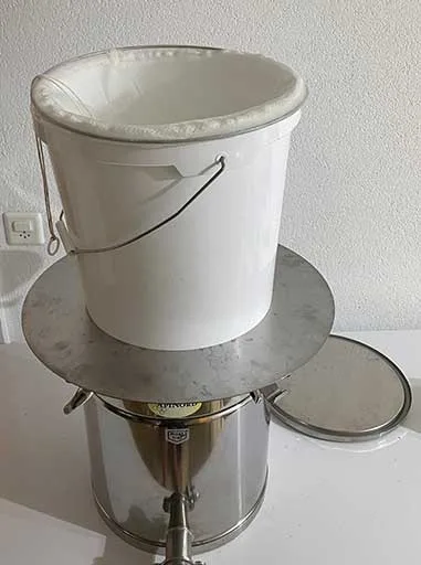 Problem: Verstopfte Siebe beim schleudern von Frühlingshonig